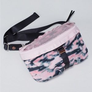 Lululemon Wamo Camo Go Lightly bag EUC